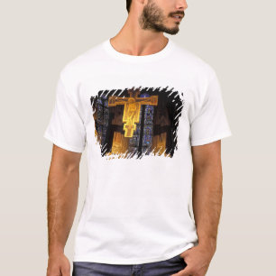 Kruzifix über dem Hochaltar in der Santa T-Shirt