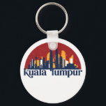 Kuala Lumpur Malaysia Retro City Skyline City City Schlüsselanhänger<br><div class="desc">Vintages und retro City Design mit wunderschöner Skyline, touristischer Attraktion und Stadtbild. Cooler Wolkenkratzer und Gebäude Silhouette Illustrationen für Touristen und Reisende. Ideal als Souvenir, um Zuhause zu bringen, wenn Sie um die Welt reisen. Rett die Erinnerung an deine Reise und Ferien mit Familie und Freunden. Die Hintergrundfarbe kann auf...</div>