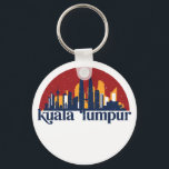 Kuala Lumpur Malaysia Retro City Skyline City City Schlüsselanhänger<br><div class="desc">Vintages und retro City Design mit wunderschöner Skyline, touristischer Attraktion und Stadtbild. Cooler Wolkenkratzer und Gebäude Silhouette Illustrationen für Touristen und Reisende. Ideal als Souvenir, um Zuhause zu bringen, wenn Sie um die Welt reisen. Rett die Erinnerung an deine Reise und Ferien mit Familie und Freunden. Die Hintergrundfarbe kann auf...</div>