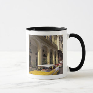 Kuba, Havanna. Farbige Chevys aus den 1950er Jahre Tasse
