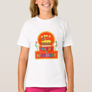 Kuchen mit Kerzen, oben auf einem farbenfrohen T - T-Shirt