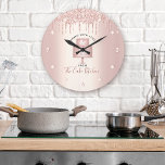 Kuchengebäck Koch Rose Gold Glitzer Tropfen Große Wanduhr<br><div class="desc">Mit dieser eleganten, eleganten, einfachen und modernen individuelle Name-Wanduhr erwecken Sie einen stilvollen Eindruck. Ein funkelnd, Rose Gold 2 Schicht Kuchen, handgeschriebene Schrift Typografie und Glitzer Tropfen überlagern ein Imitat metallische Rose Gold ombre Hintergrund. Personalisieren Sie Ihre Daten mit Ihrem vollständigen Namen, Ihrer Firma oder anderen Informationen. Ihre Wahl einer...</div>