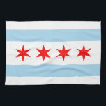 Küchentuch mit Flagge von Chicago, Illinois<br><div class="desc">Mit diesem charmanten Küchentuch mit der berühmten Flagge Chicagos heben Sie Ihre Kücheneinrichtung auf! Dieses aus hochwertigen Stoffen gefertigte Handtuch präsentiert wunderbar die kühnen Farben und markanten Designelemente der Chicagoer Flagge. Die markanten blauen Streifen und die roten Sterne vor weißem Hintergrund sind eine Hommage an die reiche Geschichte und das...</div>