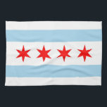 Küchentuch mit Flagge von Chicago, Illinois<br><div class="desc">Mit diesem charmanten Küchentuch mit der berühmten Flagge Chicagos heben Sie Ihre Kücheneinrichtung auf! Dieses aus hochwertigen Stoffen gefertigte Handtuch präsentiert wunderbar die kühnen Farben und markanten Designelemente der Chicagoer Flagge. Die markanten blauen Streifen und die roten Sterne vor weißem Hintergrund sind eine Hommage an die reiche Geschichte und das...</div>