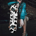 Kuh Animal Print Gepunktet Schwarz/Weiß Name Skateboard<br><div class="desc">Schwarz-Weiß-Kuh versteckt Tierdruckskateboard mit Namenstext. Unisex Design für Männer und Frauen. Geeignet für Kinder und Erwachsene. Ideal für Cowboy / Cowgirl Landfarm Themen.</div>