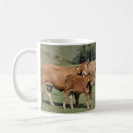 Kuh, die ihr Kalb leckt Tasse