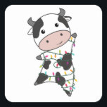 Kuh fröhliche Weihnachts-Wintertiere Kühe Quadratischer Aufkleber<br><div class="desc">Die Kuh zu Weihnachten mit Feenlicht. Hübsche Tiere mit Geschenken und Schnee für den Urlaub. Auch lustig für Weihnachten im Juli. Kühe sind niedliche Tiere und perfekt zu Weihnachten.</div>