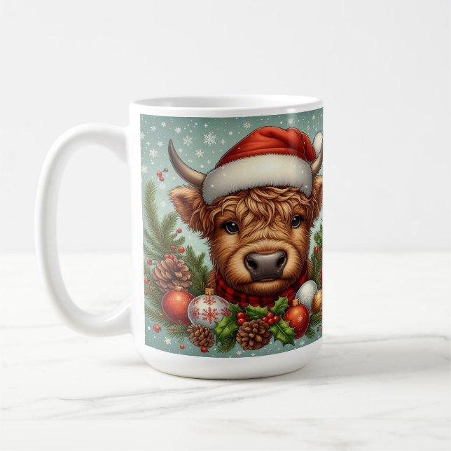 Kuh in Weihnachtsmannmütze umgeben von Weihnachtss Kaffeetasse (Links)