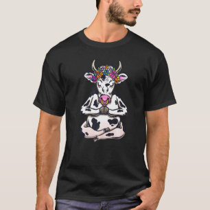 Kuh mit floralem Kranz beim Yoga-Meditation T-Shirt