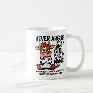 Kuh streitet nie mit einem kurzen Mädchen, das ein Kaffeetasse