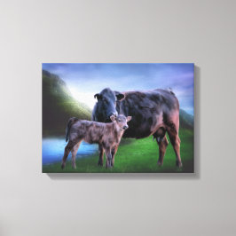 Kuh und Kalb am ruhigen See in den Hügeln von Roll Leinwanddruck