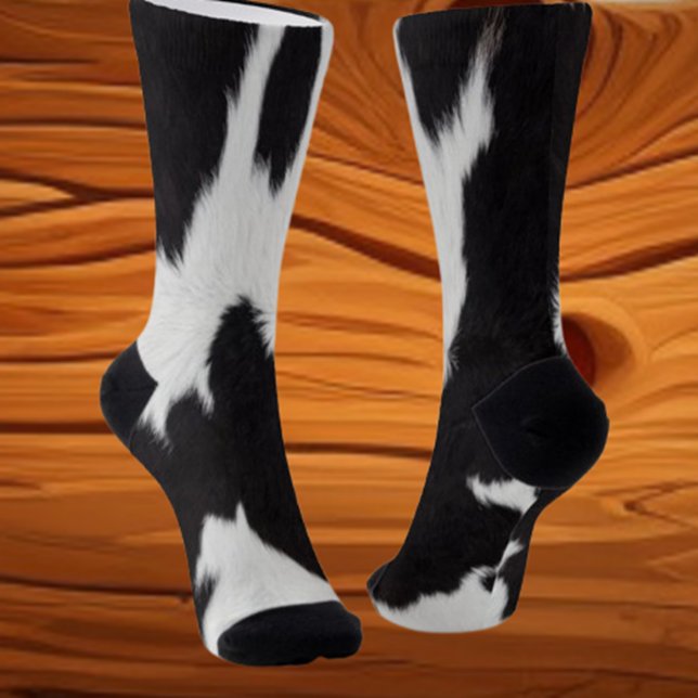 Kuh versteckt schwarze und weiße Crew Socken (Perfect for animal lovers, these cozy socks add fun to any outfit. Shop now!)