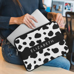 Kuhdruck, Kuhstrümpfe, Schwarz und Weiß, Ihr Name Laptopschutzhülle<br><div class="desc">Elegantes,  stilvolles und raffiniertes Kuhmuster in Schwarz-Weiß-Farbe. Modernes und trendiges Geschenk,  perfekt für den Liebhaber von Tierdrucken in Ihrem Leben. Personalisieren Sie diese durch Hinzufügen von Namen,  Spitznamen,  Monogramm oder Initialen.</div>