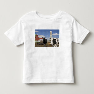 Kühe vor einer roten Scheune und einem Silo auf ei Kleinkind T-shirt