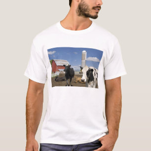 Kühe vor einer roten Scheune und einem Silo auf ei T-Shirt