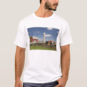 Kühe vor einer roten Scheune und einem Silo auf ei T-Shirt