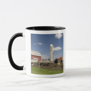 Kühe vor einer roten Scheune und einem Silo auf ei Tasse
