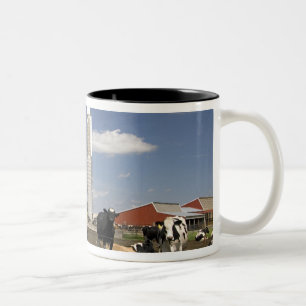 Kühe vor einer roten Scheune und einem Silo auf ei Zweifarbige Tasse