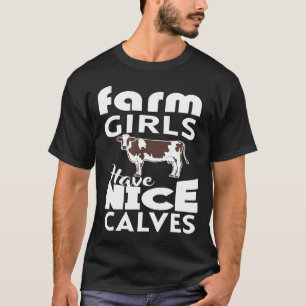 Kuhfarm Mädchen haben nette Kälber Kuh Tee