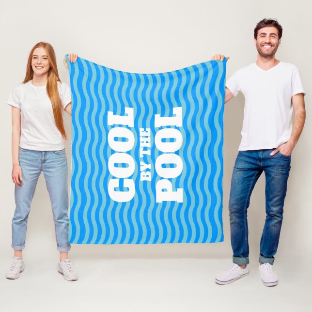 Kühl am Pool blaue wellige Wasserlinien Muster Fleecedecke (Beispiel)