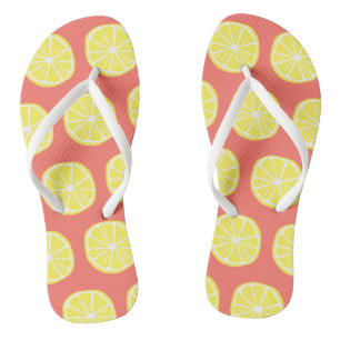 Kühle helle gelbe Zitronenscheibenmuster auf Koral Flip Flops