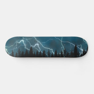 Kühler blauer Blitzschlag über dem Wald  Skateboard