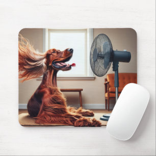 Kühlung des irischen Setters vor einem Lüfter Mousepad