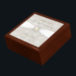 Kühne Damask 30. Hochzeitstag Geschenkboxen<br><div class="desc">Ein Digitalbcon-Bilderdesign mit Platin-Perlfarbe und feinem Damast-Design mit einer Vielzahl von Sonderbildern, -formen, -mustern, -stilen und -Schriftart in dieser einzigartigen "Bold Damask 30 th Wedding Anniversary"-Geschenkboxen. Dieses ansprechende und elegante Design wird mit individuell anpassbaren Textschriften zum Anzug Ihres eigenen besonderen Anlasses ergänzt. DIE JAHRESZEITIGE FEIERFÄHIGKEIT ERFÜLLEN SIE MIT DEN GIFT-IDEEN...</div>