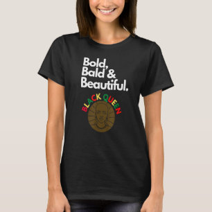 Kühne kahle und schöne schwarze Königin mit eng ge T-Shirt