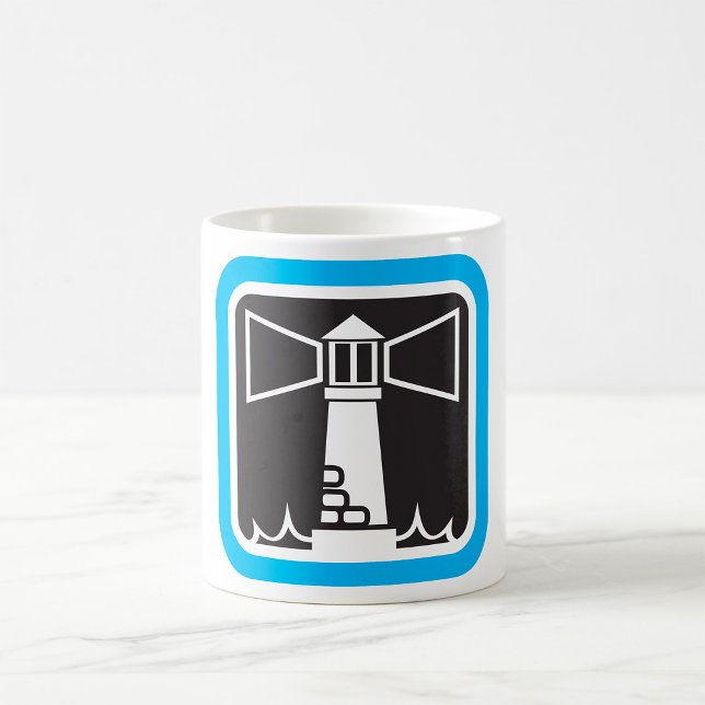 kühne Leuchtturm Beacon mit Ozeanwellen-Symbol Kaffeetasse (Von Creator hochgeladen)