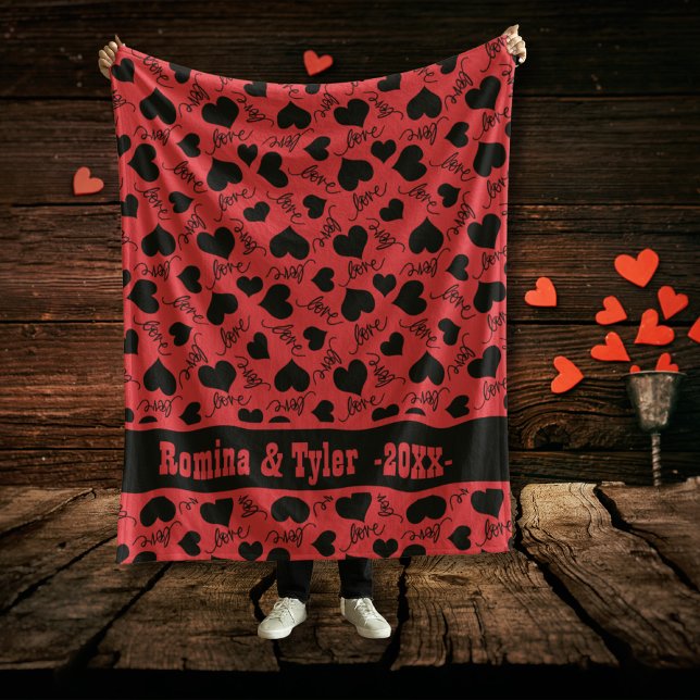 Kühne Red Valentine's mit schwarzem Herzmuster Fleecedecke (Bold Red Valentine's with Black Heart Pattern Fleece Blanket)