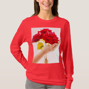 "Kühne Rote Rosen auf Rotem T - Shirt - Blumenauss