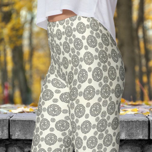 kühne, weiße Elfenbein- und schwarze Kreislaufmust Leggings (Bold White Ivory and Black Circular Tribal Pattern Leggings)
