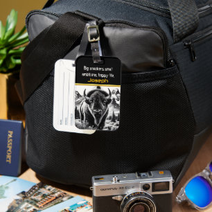 Kühner Büffel gegen Berg Gepäckanhänger