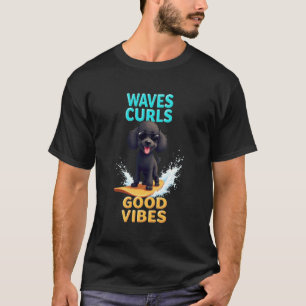 Kühner schwarzer Pudel-Surferhund T-Shirt