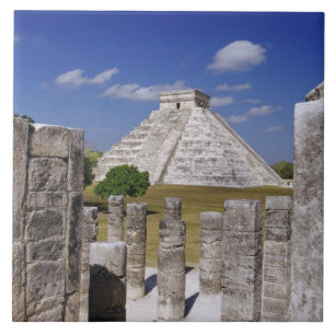 Kukulcan Pyramide, wie von der Gruppe von gesehen Fliese