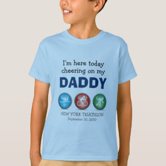 Kundengebundene Kinder, die auf T-Shirt