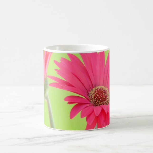 Kundengerechte rosa Gerber Gänseblümchen auf Tasse (Mittel)