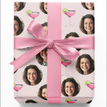 Kundenspezifische Fotos und Cocktails | Personalis Geschenkpapier<br><div class="desc">Mit diesem Custom Foto Face & Cocktail Personalisiert Pink Wrapping Paper machen Sie Geschenke extra lustig! 🎁 ✨ laden Sie Ihr Lieblings-Gesicht-Foto hoch und erstellen Sie ein unglaublich witzig und stilvolles Design mit einem spielerischen Cocktail-Thema auf einem angesagten rosa Hintergrund. Dieses einzigartige Packpapier ist perfekt für Junggeselinnen-Abschiede, Geburtstage, Brautpartys, Mädchennachtsgeschenke...</div>