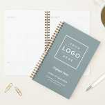 Kundenspezifische Graue Firmenlogos und Name des M Planer<br><div class="desc">Fügen Sie Ihrem Arbeitsbereich einen beruflichen Look hinzu, indem Sie einen speziell für Ihr Firmenlogo entwickelten Spiralplaner mit einem großen Platz für Ihr Firmenlogo mit modernen, benutzerdefinierten Texten versehen, die mit dem Namen des Mitarbeiters oder Geschäftsinhabers, des Firmennamens, des Standorts, des Slogans, der Website oder anderer Informationen personalisiert werden können....</div>
