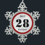 Kundenspezifische Monogramm-Volleyball-Verzierung Schneeflocken Zinn-Ornament<br><div class="desc">Diese kundenspezifische personalisierte Volleyballverzierung ist ein großer Zusatz zu Ihrem Feiertagsdekor,  fügt als Geschenkdeckel und -mehr hinzu!  Großes Geschenk für einen Volleyballspieler.</div>