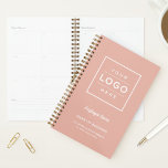 Kundenspezifische Rose Gold-Business-Logo und Name Planer<br><div class="desc">Fügen Sie Ihrem Arbeitsbereich einen beruflichen Look hinzu, indem Sie einen speziell für Ihr Firmenlogo entwickelten Spiralplaner mit einem großen Platz für Ihr Firmenlogo mit modernen, benutzerdefinierten Texten versehen, die mit dem Namen des Mitarbeiters oder Geschäftsinhabers, des Firmennamens, des Standorts, des Slogans, der Website oder anderer Informationen personalisiert werden können....</div>
