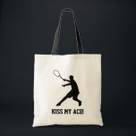 Kundenspezifische Tennisspieler-Taschentasche mit Tragetasche<br><div class="desc">Kundenspezifische Tennisspieler-Taschentasche mit lustigem Zitat; Küssen Sie mein As! Silhouettelogoentwurf mit Sporttypographieschablone. Sportliche Geburtstagsgeschenkidee für Mannfrauen und -kinder. Auch nett für Gastgeschenke, Geschenke, Schulbücher, das Einkaufen, Tennisball und Ausrüstung. Passend für Erwachsene und Kinder. Erhalten Sie ein für Mamma, Vati, Jungen, Mädchen, Sohn, Tochter, Trainer, Team, Freund, Verein, Turnier, Ereignis etc....</div>