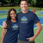 Kundenspezifische Turniere für Pickleball Club Tea T-Shirt<br><div class="desc">Zeigen Sie der Welt,  dass Sie pickleball spielen mit diesem T - Shirt mit einem blau-gelben Pickleball-Logo. Ideal für Pickleball Clubs,  Mannschaften,  als passende Turnierspiel-Shirts oder Alltagsmode.</div>