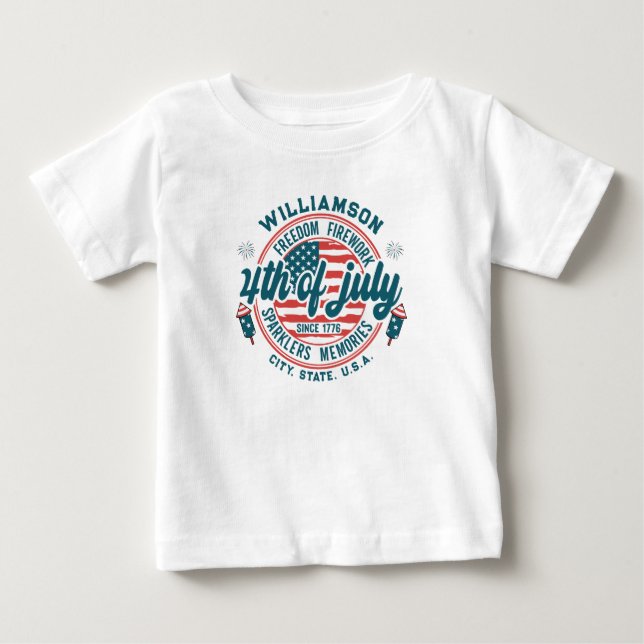 Kundenspezifischer Familienname Staat Lage 4. Juli Baby T-shirt (Vorderseite)