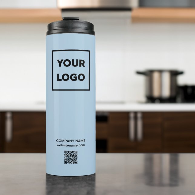 Kundenspezifischer QR-Code für das Firmenlogo Thermosbecher (Custom Business Logo QR Code on Light Blue Thermal Tumbler in situ)