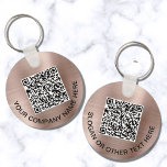 Kundenspezifischer QR-Code Werbe-Rose Gold Schlüsselanhänger<br><div class="desc">Moderner,  einfacher Schlüsselanhänger für Ihr Unternehmen oder Ihre Organisation mit einer gebürsteten Rose Gold Imitate metallische Hintergrund. Geben Sie die URL-Adresse Ihrer Website ein,  um einen scannbaren QR-Code zu erstellen,  und fügen Sie zwei Zeilen benutzerdefinierten Text hinzu,  z. B. Ihren Firmennamen,  Slogan,  danke,  etc.</div>