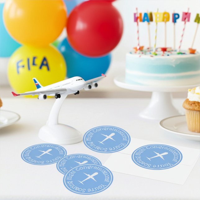 Kundenspezifisches Flugzeug auf blauen Glückwünsch Runder Aufkleber (Von Creator hochgeladen)