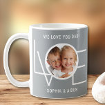 Kundenspezifisches Foto Wir Liebe Sie Vater Vatert Kaffeetasse<br><div class="desc">Diese We Liebe You Vater Foto Kaffee Tasse ist mit dem Wort LIEBE in der weißen Typografie auf einem stilvollen grauen Hintergrund dekoriert. Einfach mit Ihrem Foto und Namen anpassbar. Macht ein großartiges Vatertagsgeschenk.</div>