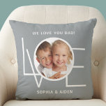Kundenspezifisches Foto Wir Liebe Sie Vater Vatert Kissen<br><div class="desc">Diese We Liebe You Vater Foto Kissen ist mit dem Wort LIEBE in weißer Typografie auf einem stilvollen grauen Hintergrund dekoriert. Einfach mit Ihrem Foto und Namen anpassbar. Macht ein großartiges Vatertagsgeschenk.</div>